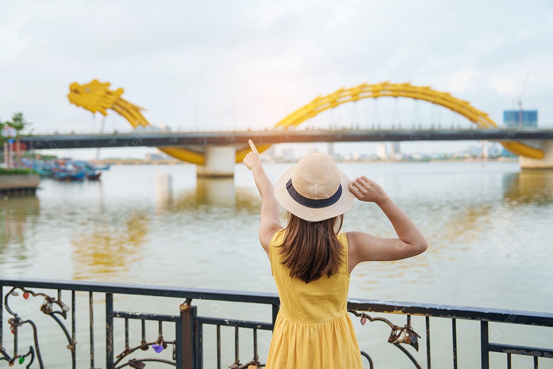 Mulher Viajante com vestido amarelo visitando Da Nang.