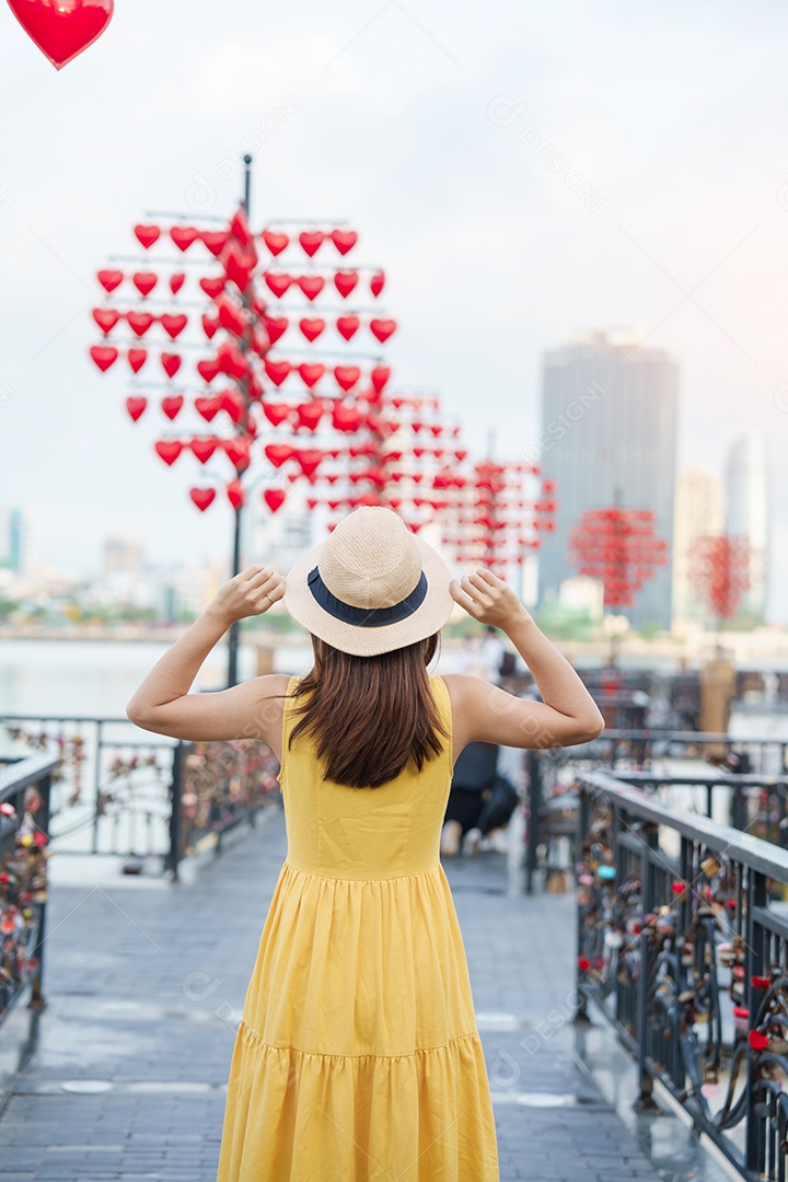 Mulher Viajante com vestido amarelo visitando Da Nang.