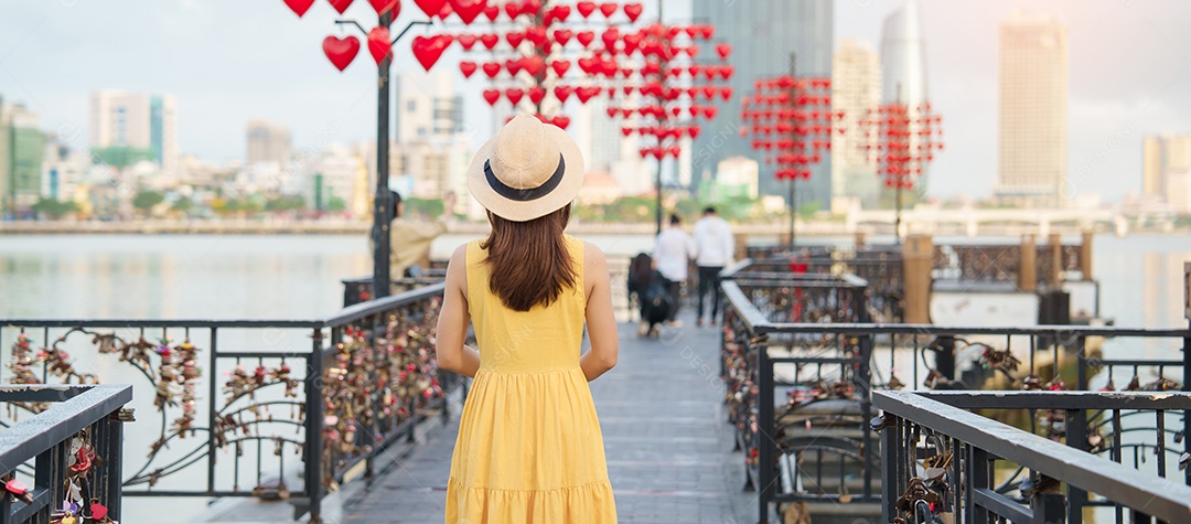 Mulher Viajante com vestido amarelo visitando Da Nang.