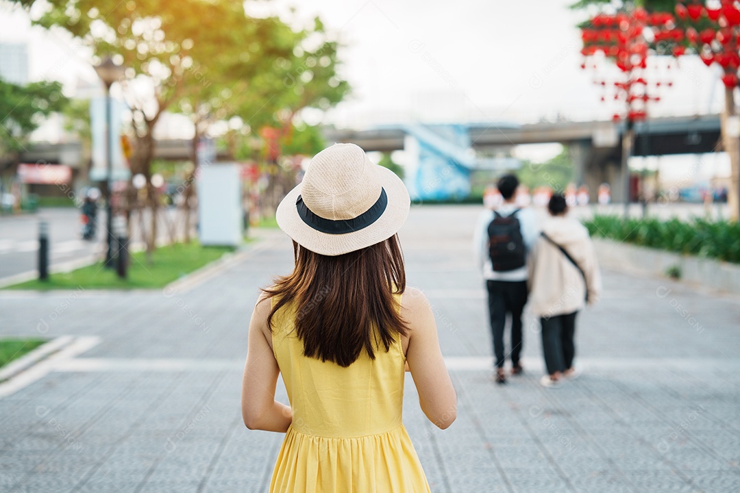 Mulher Viajante com vestido amarelo visitando Da Nang.