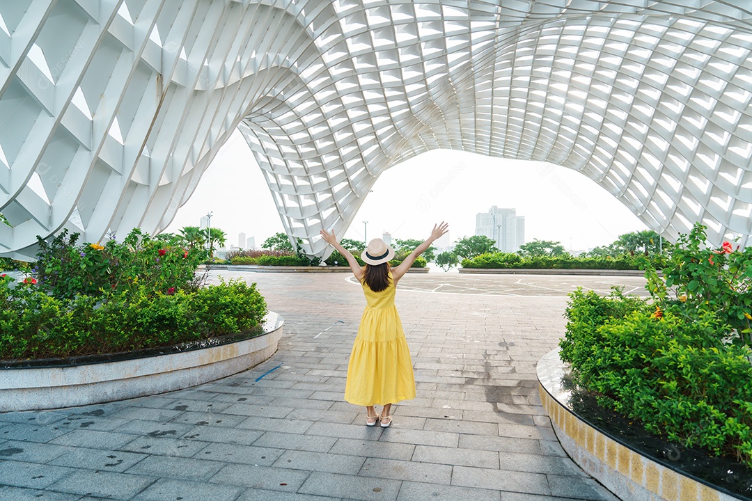 Mulher Viajante com vestido amarelo visitando Da Nang.