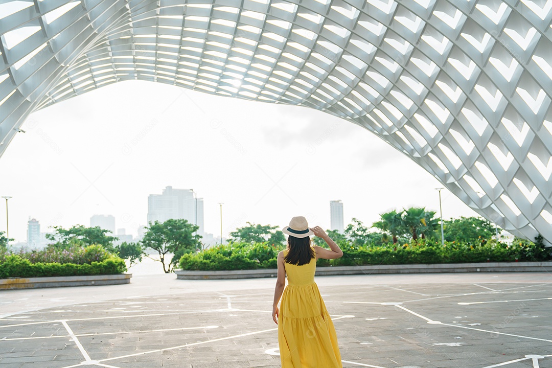 Mulher Viajante com vestido amarelo visitando Da Nang.