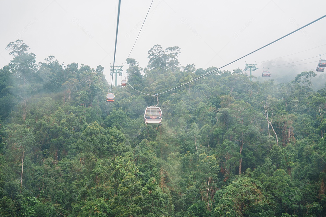 Vista da montanha Ba Na Hills no nevoeiro do teleférico.