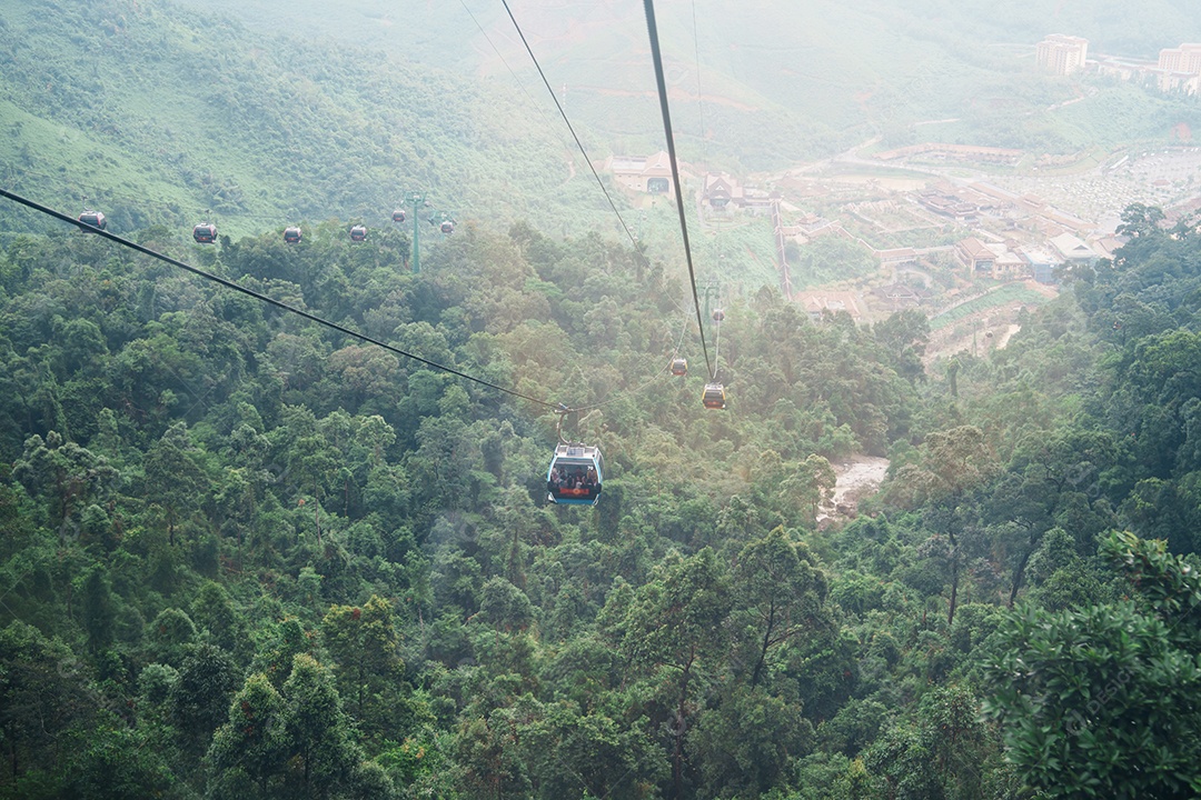 Vista da montanha Ba Na Hills no nevoeiro do teleférico.
