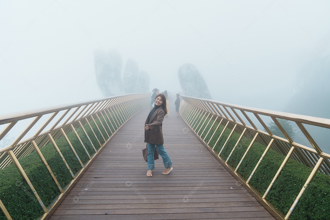 Mulher Viajante passeando pela Ponte Dourada no topo das Colinas Ba Na.