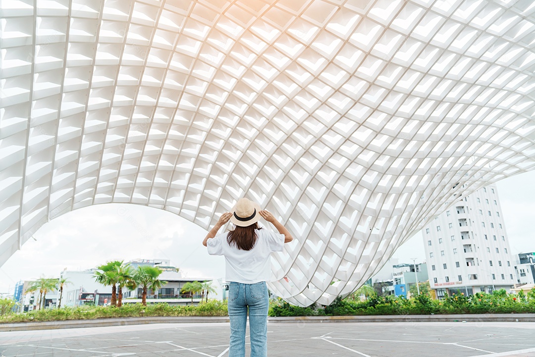 Mulher viajante visitando a cidade de Da Nang.
