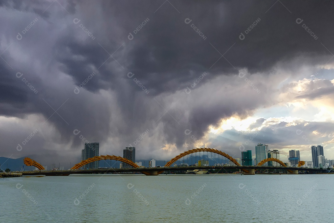 Ponte do dragão com o rio Han na cidade de Da Nang.