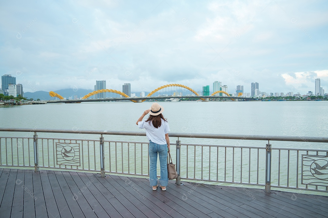 Mulher viajante visitando a cidade de Da Nang.