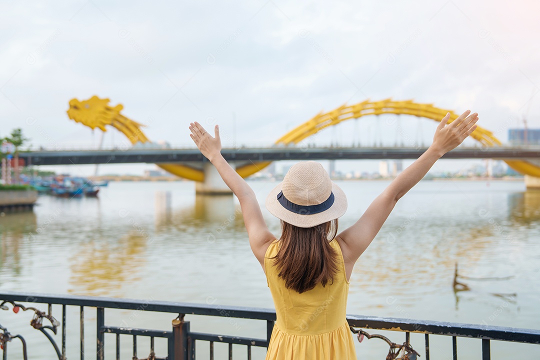 Mulher Viajante com vestido amarelo visitando Da Nang.