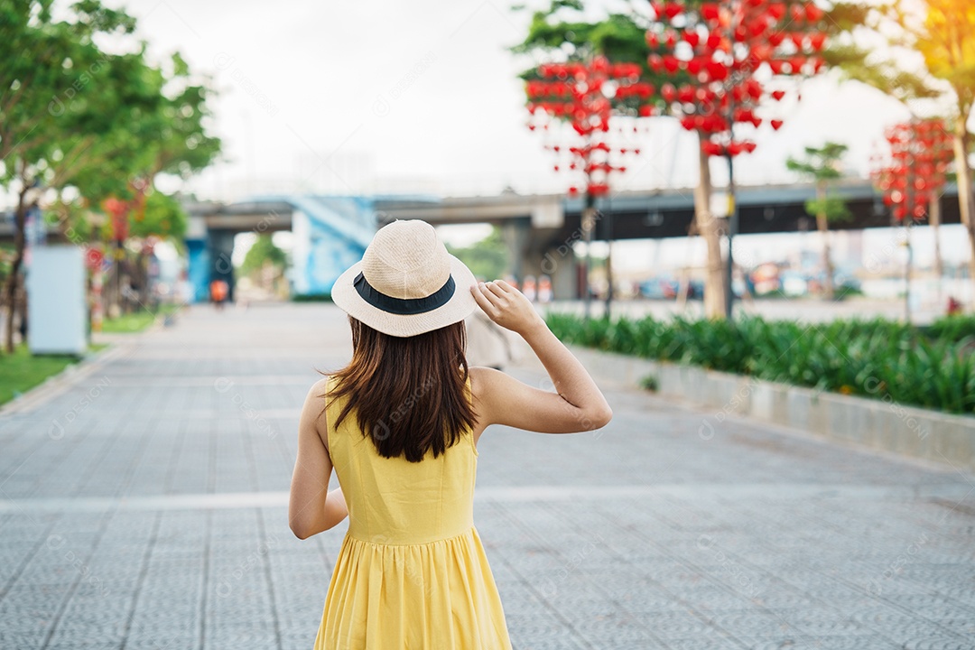 Mulher Viajante com vestido amarelo visitando Da Nang.