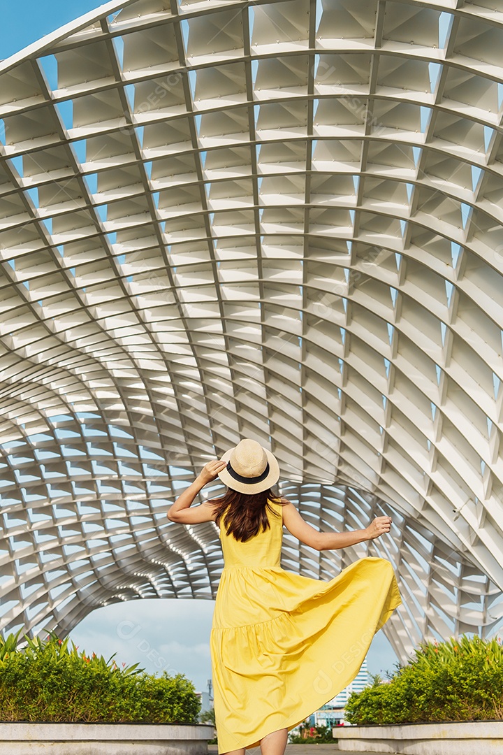 Mulher Viajante com vestido amarelo visitando a cidade de Da Nang.