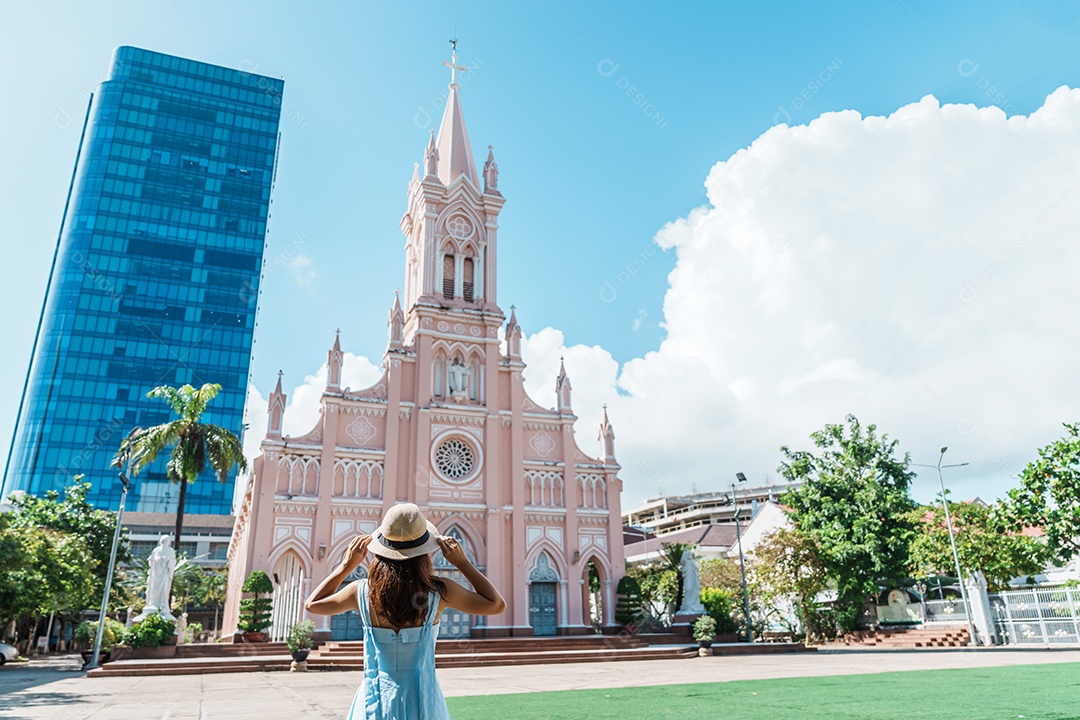 Mulher Viajante com vestido azul visitando a cidade de Da Nang.