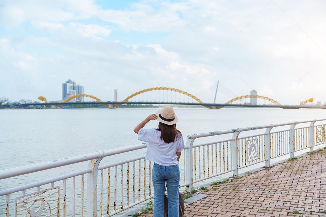 Mulher viajante visitando a cidade de Da Nang.