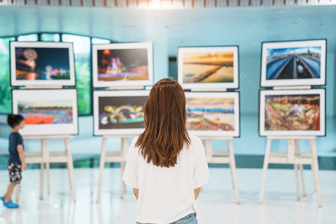 Jovem turista olhando exposição de galeria.