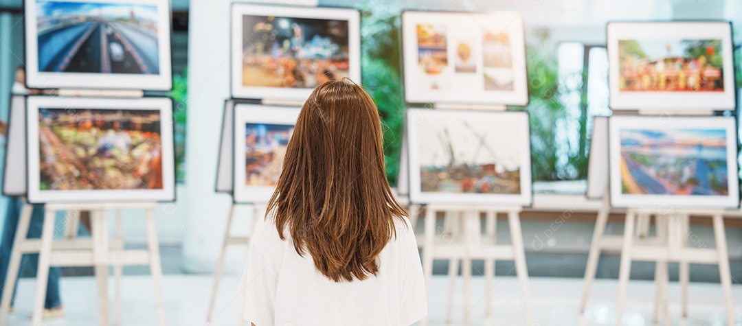 Jovem turista olhando exposição de galeria.