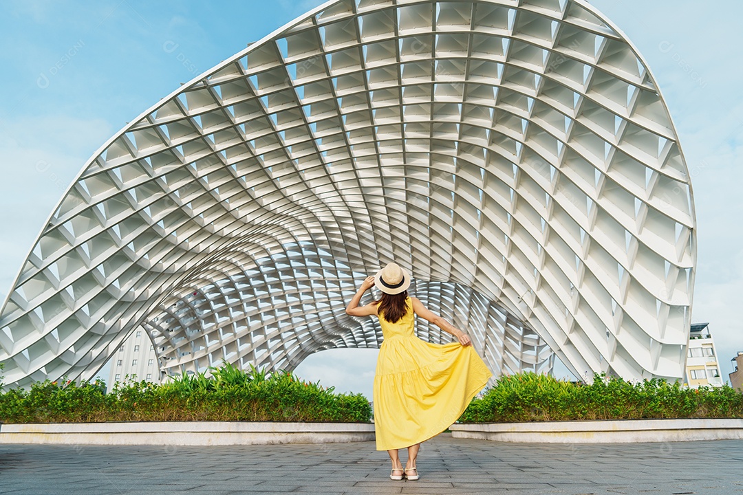 Mulher Viajante com vestido amarelo visitando Da Nang.