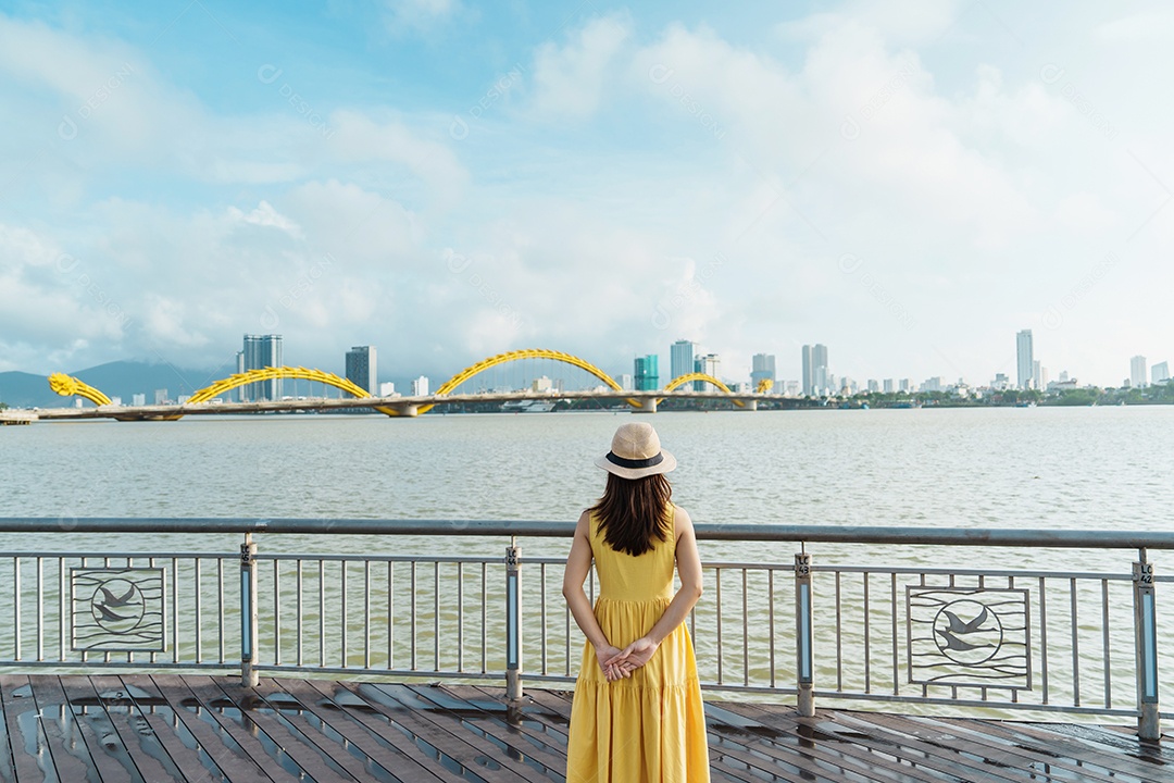 Mulher Viajante com vestido amarelo visitando Da Nang.