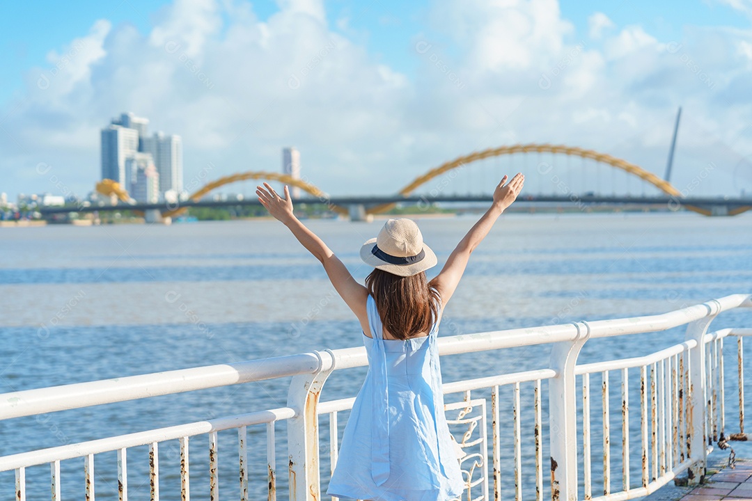 Mulher Viajante com vestido azul visitando a cidade de Da Nang.