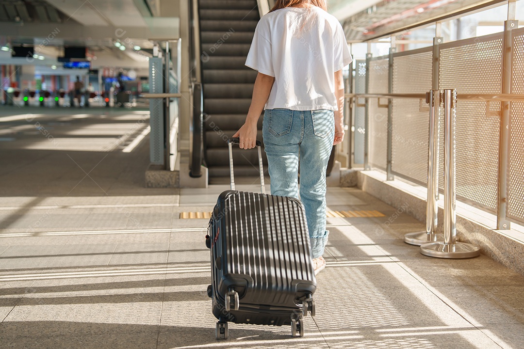 viajante de mulher andando no Aeroporto Internacional ou plataforma de metrô.