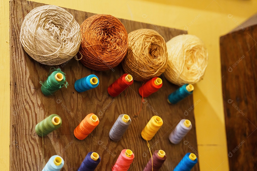 Fio colorido no carretel, fio no tubo, algodão. Conceito de alfaiate