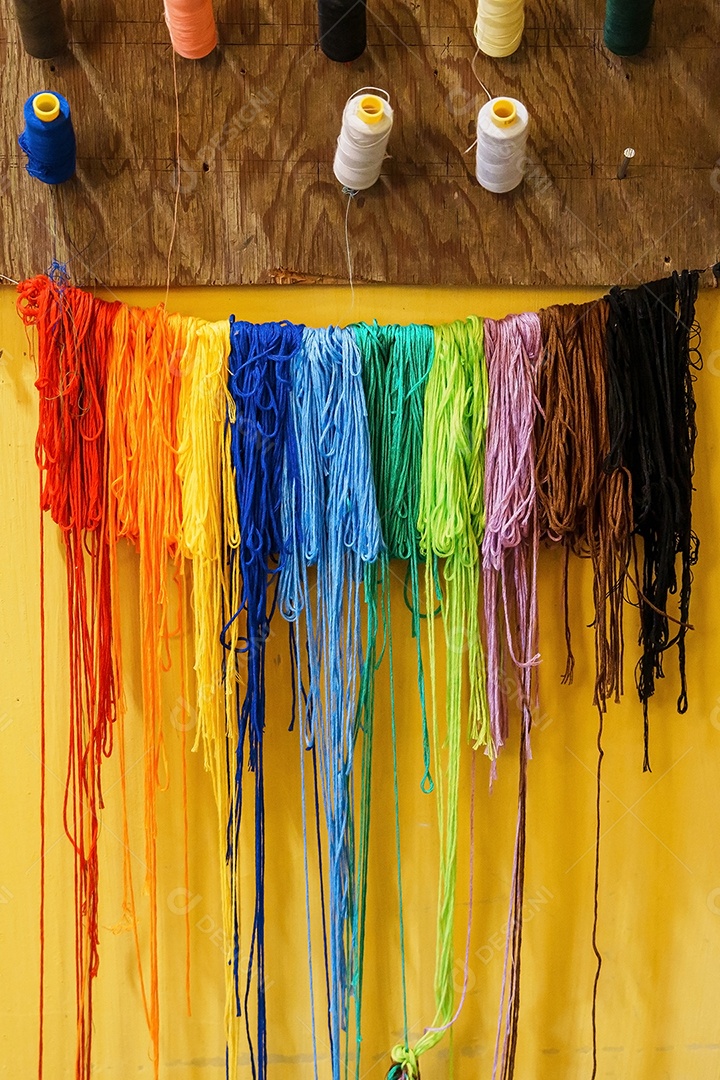 Fio colorido no carretel, fio no tubo, algodão. Conceito de alfaiate