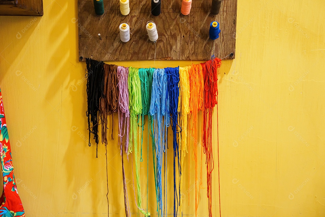 Fio colorido no carretel, fio no tubo, algodão. Conceito de alfaiate