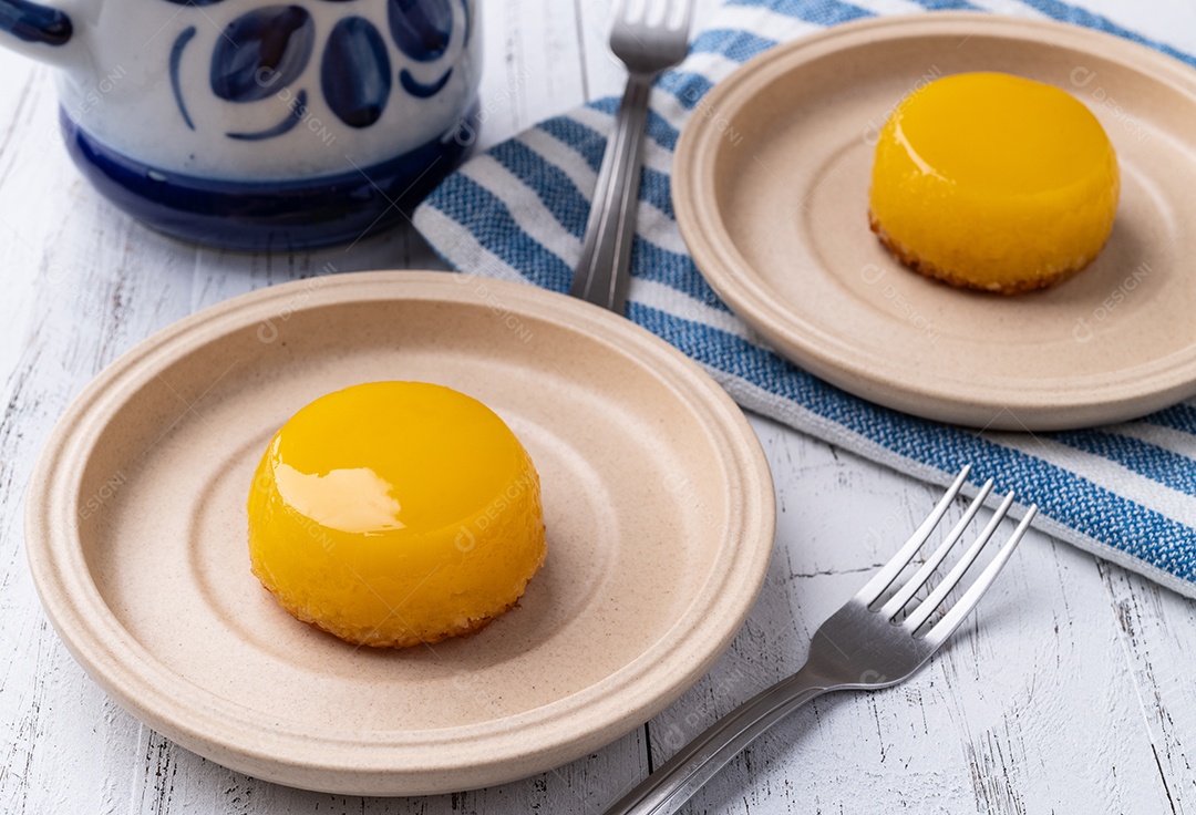 Quindim, tradicional doce brasileiro de ovo e coco.