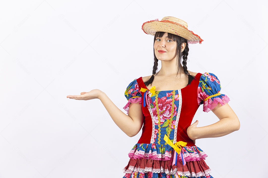 Jovem mulher fantasiada para comemorar festa junina