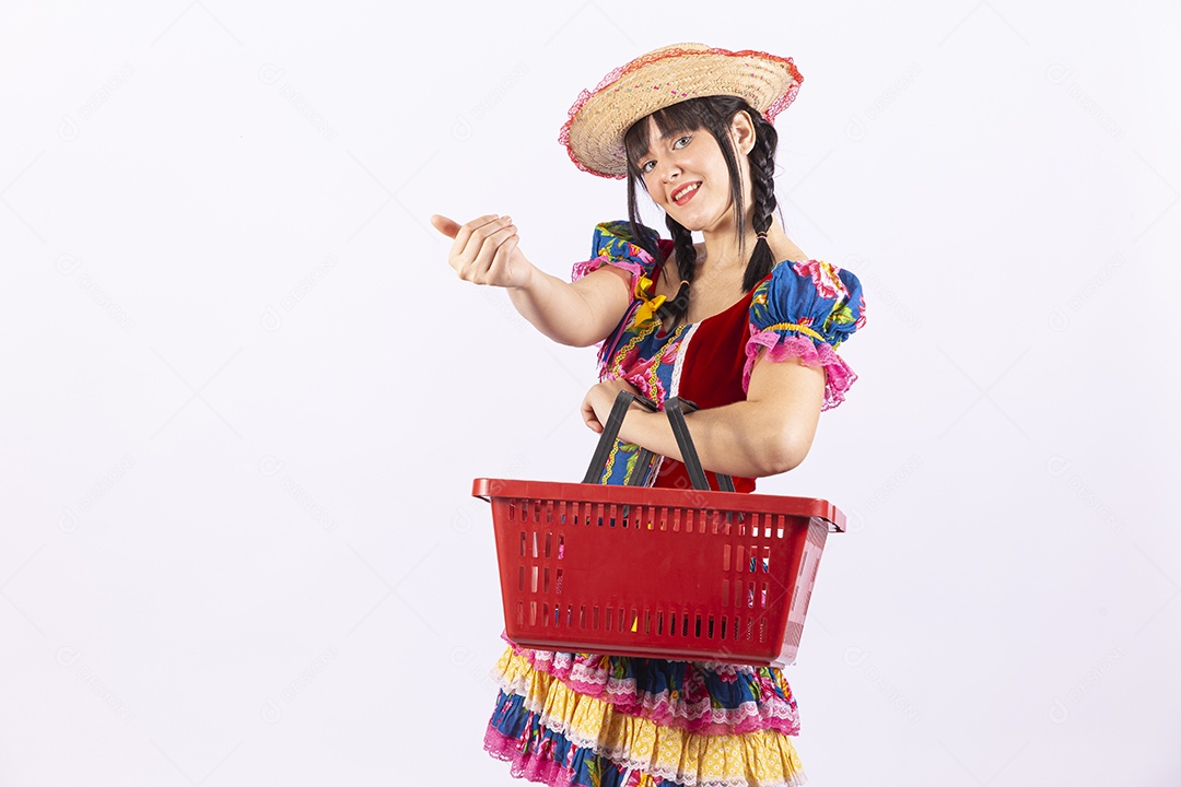 Jovem mulher fantasiada para comemorar festa junina