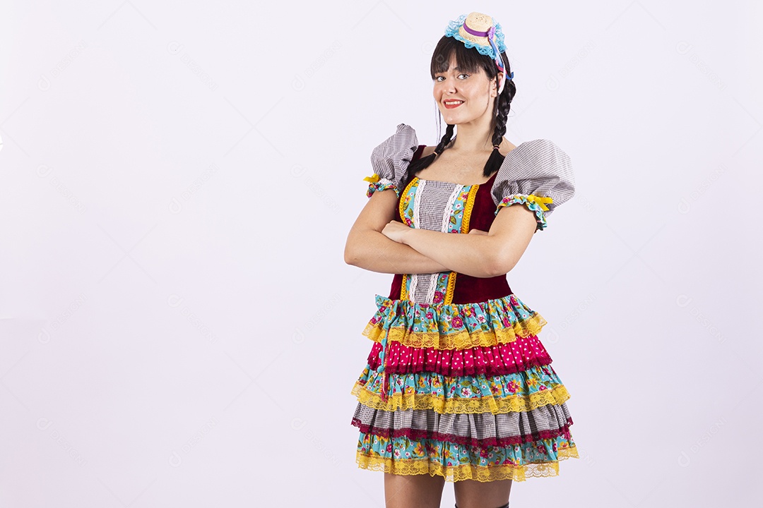 Jovem mulher fantasiada para comemorar festa junina