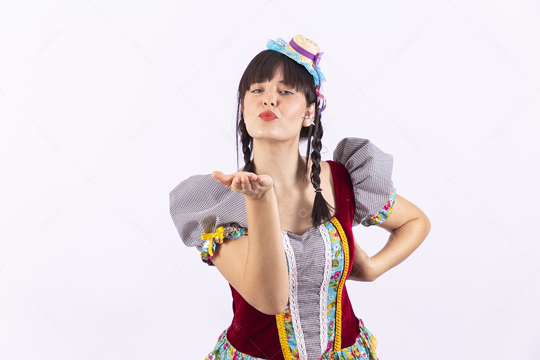 Jovem mulher fantasiada para comemorar festa junina