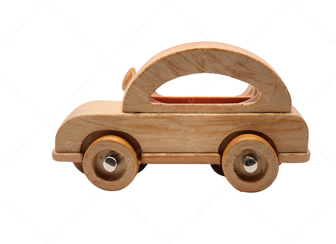 Brinquedo de carro de madeira sobre fundo branco
