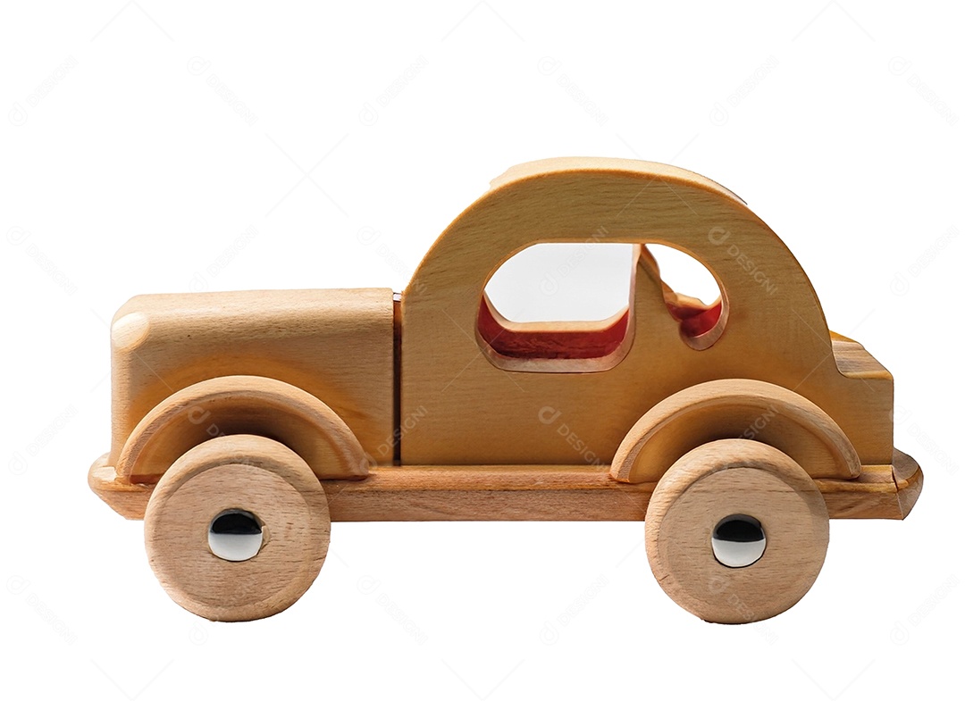 Brinquedo de carro de madeira sobre fundo branco