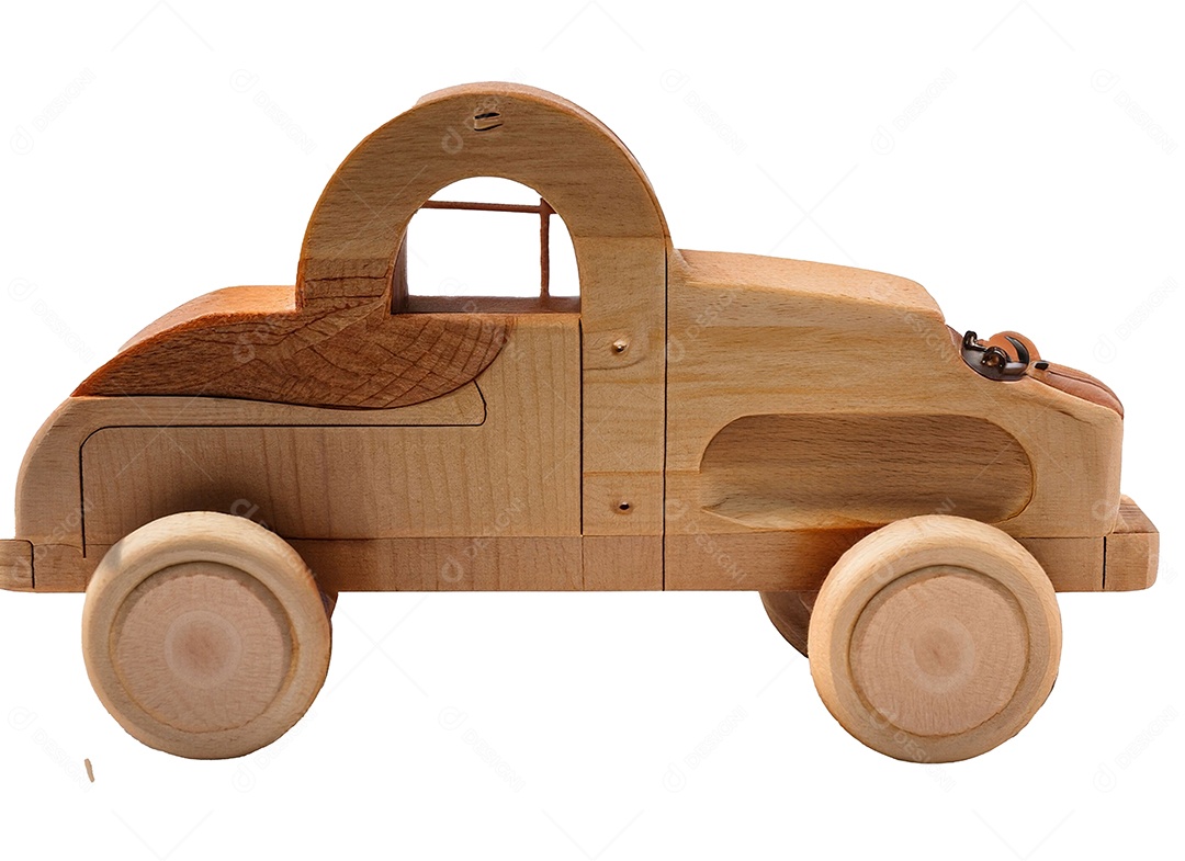 Brinquedo de carro de madeira sobre fundo branco
