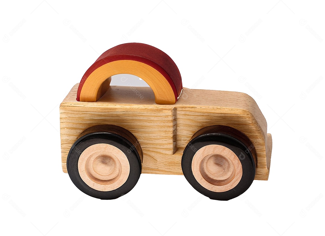 Brinquedo de carro de madeira sobre fundo branco
