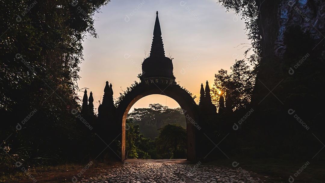 Paisagem do belo nascer do sol no Parque Khao Na Nai Luang Dharma em Surat Thani Tailândia