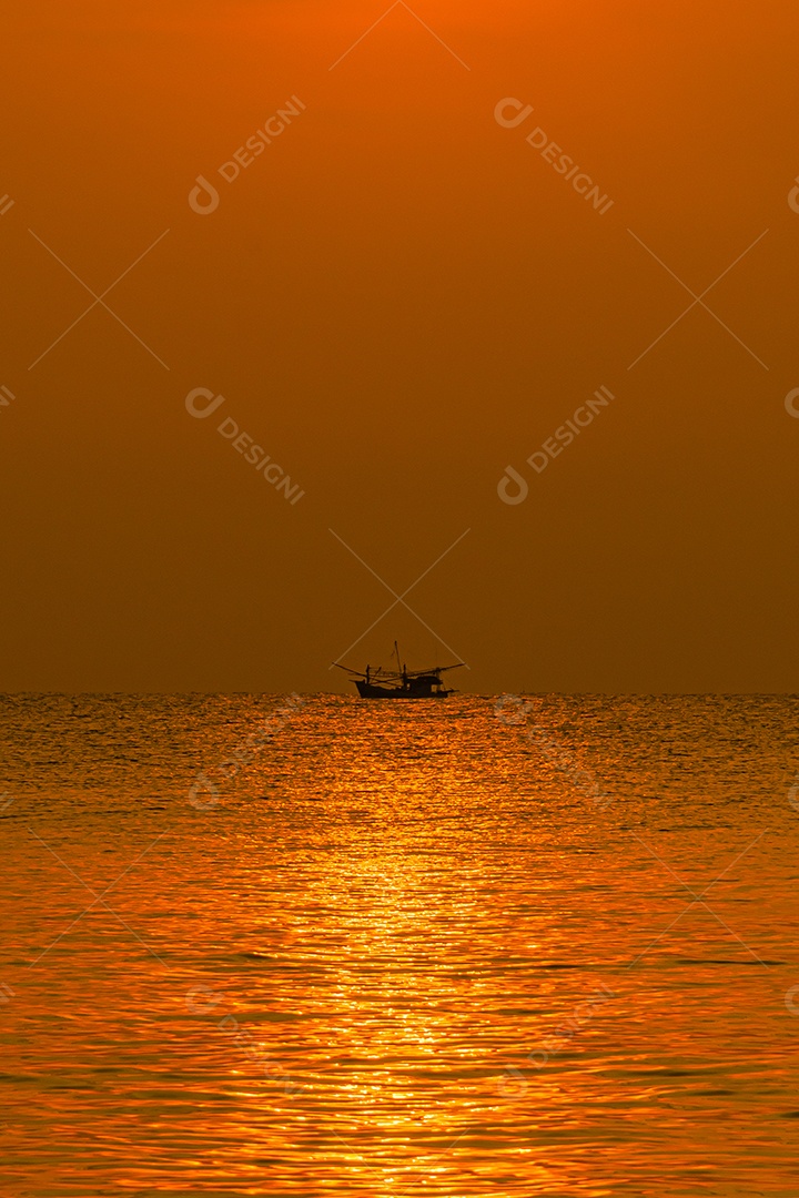 Paisagem do mar e ondas do mar pela manhã