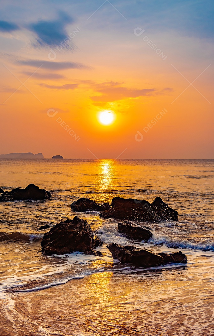 Paisagem do mar e ondas do mar pela manhã