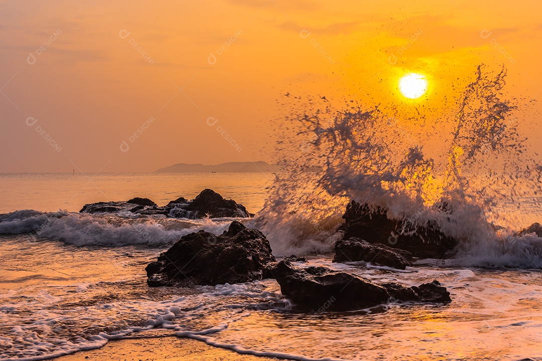 Paisagem do mar e ondas do mar pela manhã