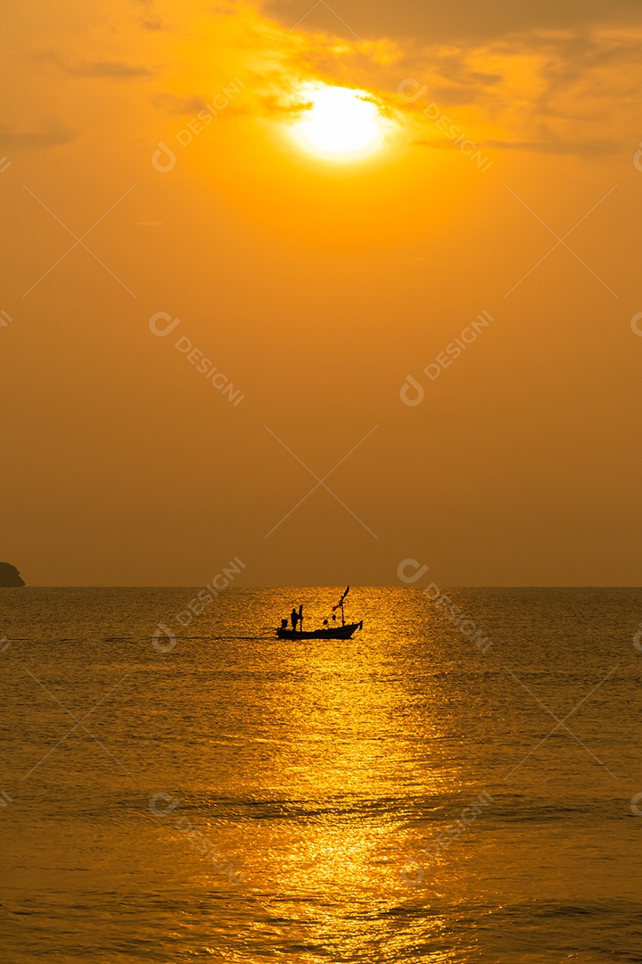 Paisagem do mar e ondas do mar pela manhã