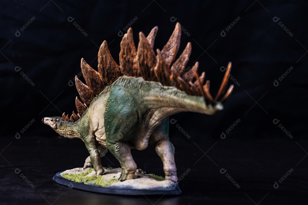 Belo dinossauro sobre fundo isolado