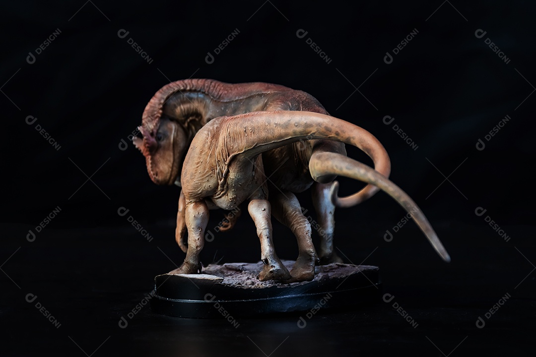 Belo dinossauro sobre fundo isolado