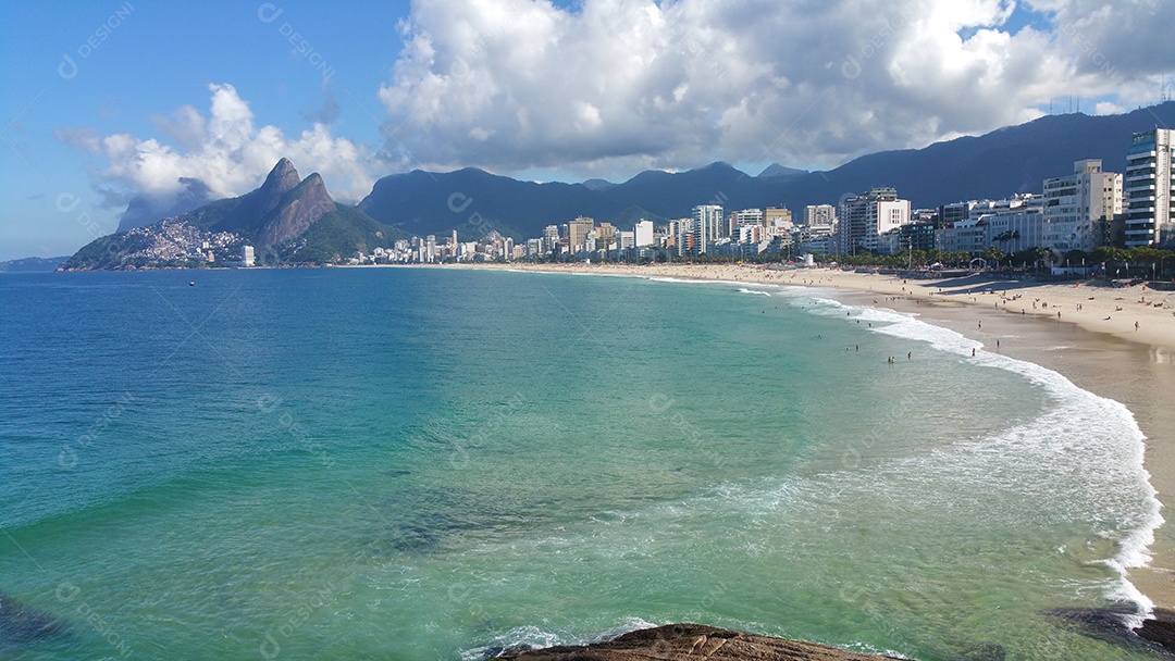 Vista panorâmica da praia do Arpoador e Ipanema, no Rio de Janeiro, Brasil.