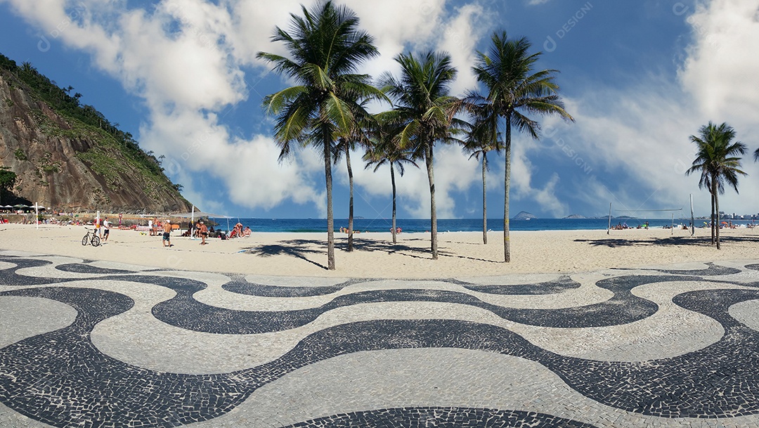 Famosa praia de Copacabana com calçada de mosaico preto e branco no Rio de Janeiro, Brasil.