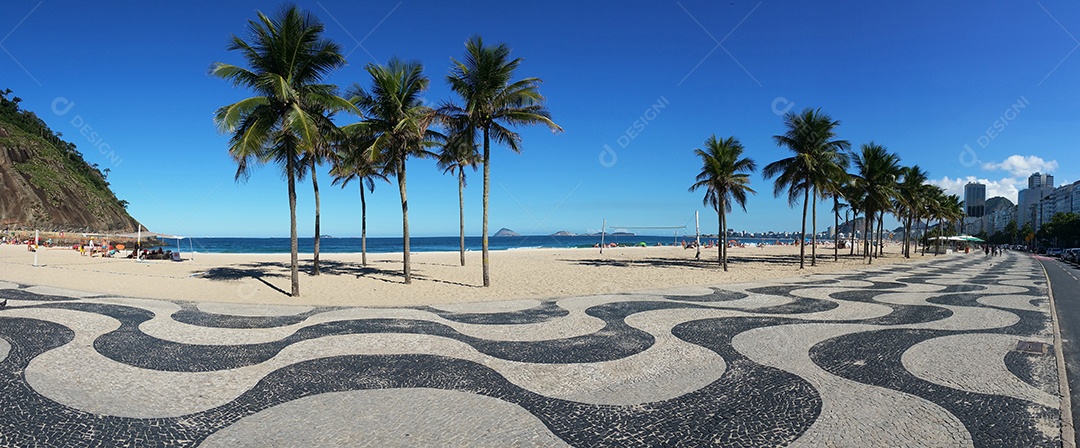 Famosa praia de Copacabana com calçada de mosaico preto e branco no Rio de Janeiro, Brasil.