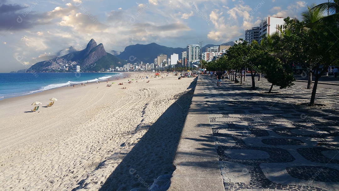 Vista panorâmica da praia do Arpoador e Ipanema, no Rio de Janeiro, Brasil.