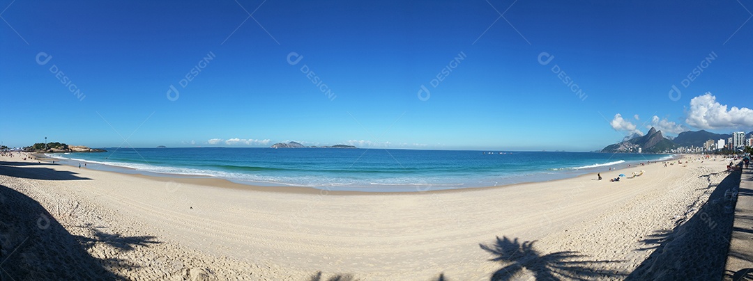 Vista panorâmica da praia do Arpoador e Ipanema, no Rio de Janeiro, Brasil.