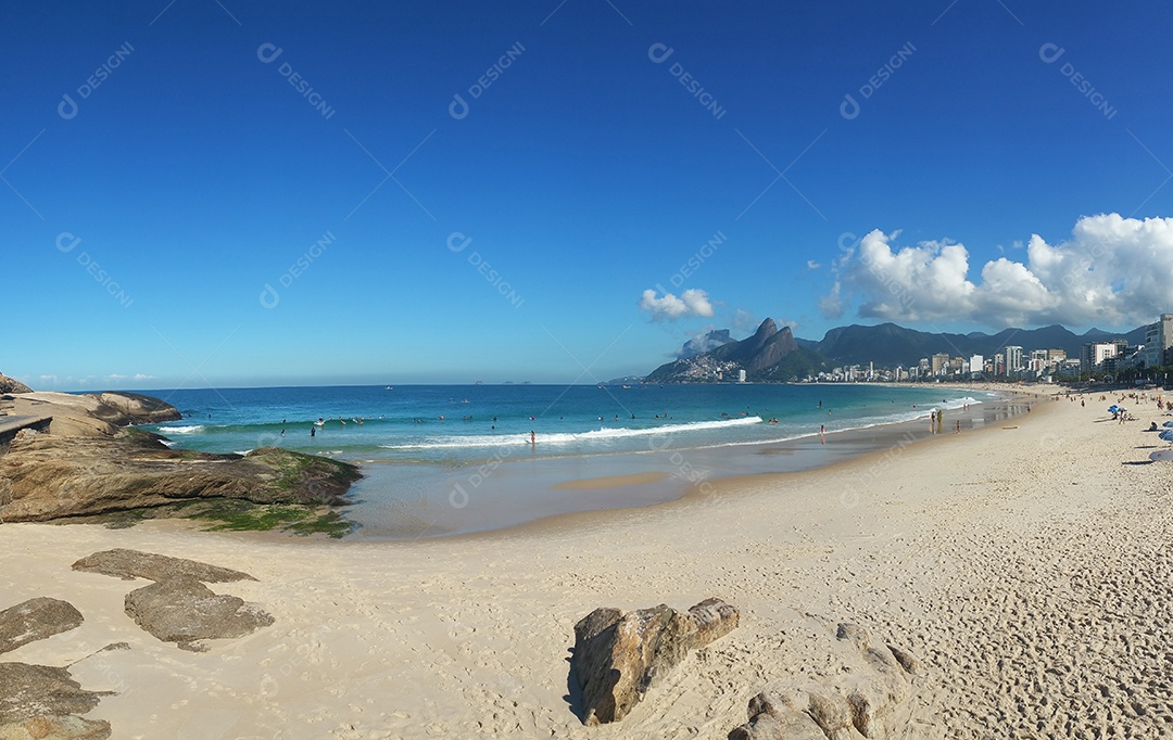 Vista panorâmica da praia do Arpoador e Ipanema, no Rio de Janeiro, Brasil.