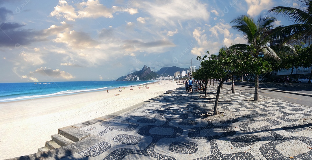 Famosa praia de Copacabana com calçada de mosaico preto e branco no Rio de Janeiro, Brasil.