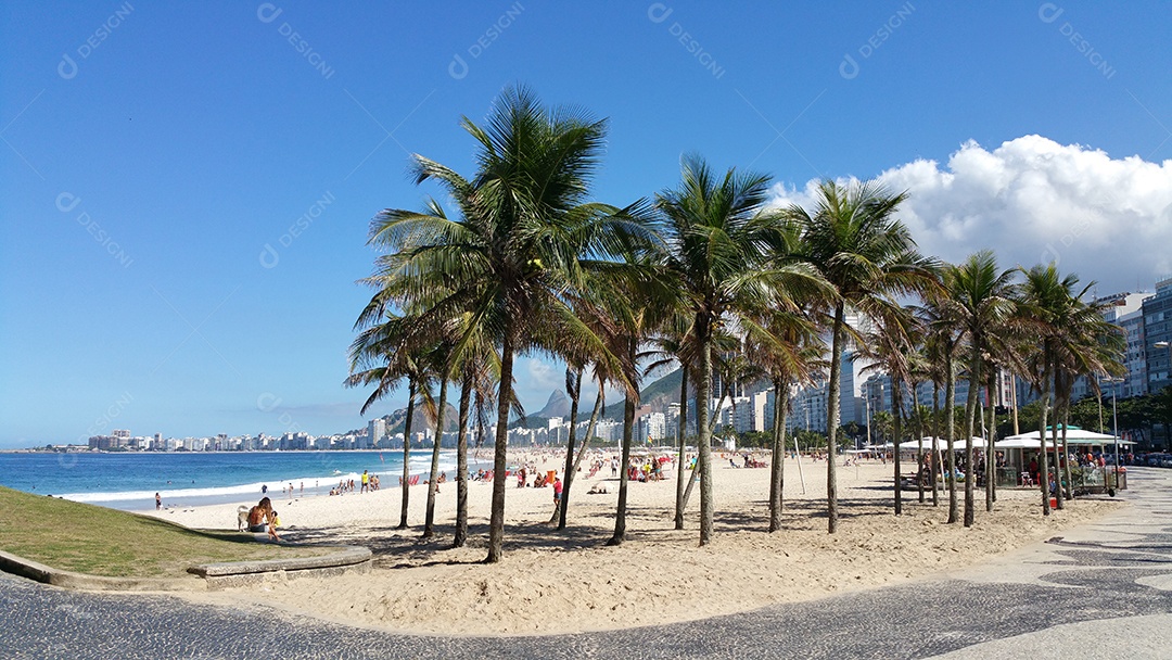 Famosa praia de Copacabana com calçada de mosaico preto e branco no Rio de Janeiro, Brasil.